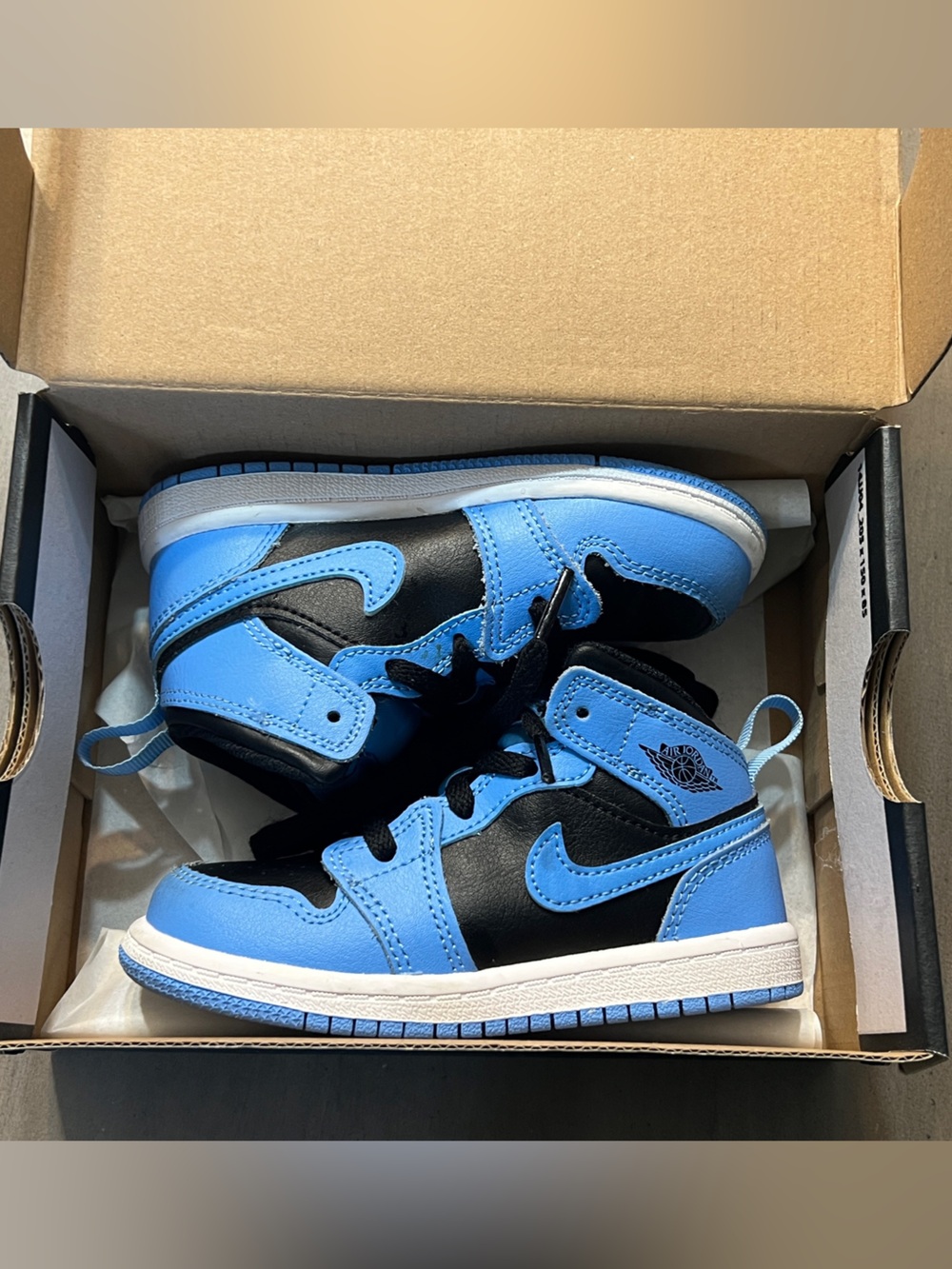 Jordan 1 Mid boys university blue and black size 8c with box
